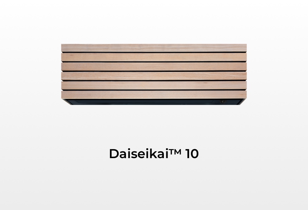 Vista frontale del climatizzatore Toshiba Daiseikai™ 10 con cover effetto legno naturale, su sfondo bianco, con scritta del modello in basso.